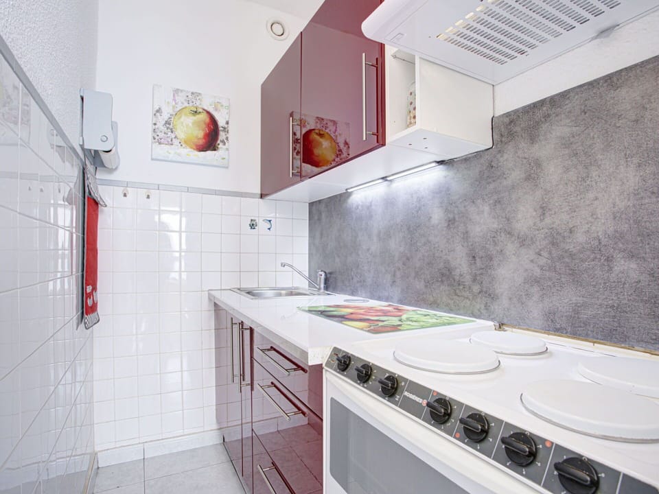 Cabinetry, Property, Countertop, Sink, Building, Tap, Interior Design, Kitchen Stove, Lighting, Kitchen