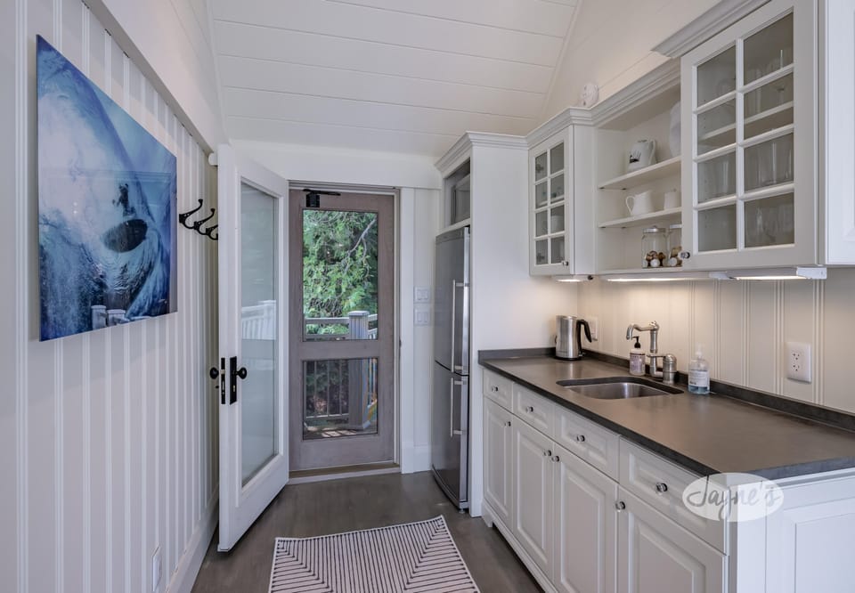 Boathouse Entrance &amp; Kitchen