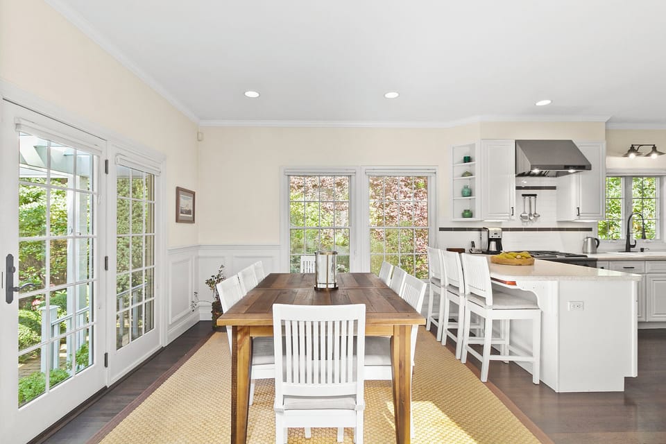 Extendable 8 seat dining table