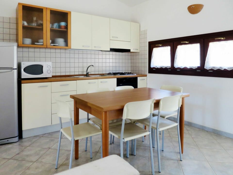 Room, Furniture, Property, Building, Kitchen, Interior Design, House, Cabinetry, Table, Countertop