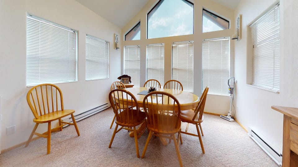 With seating available at both the dining table and breakfast bar for easy gatherings.