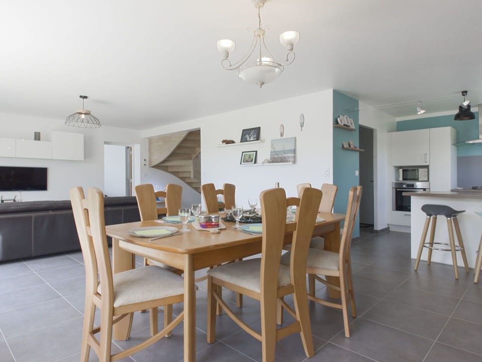 Room, Property, Dining Room, Furniture, Floor, Building, Table, Interior Design, Real Estate, Ceiling