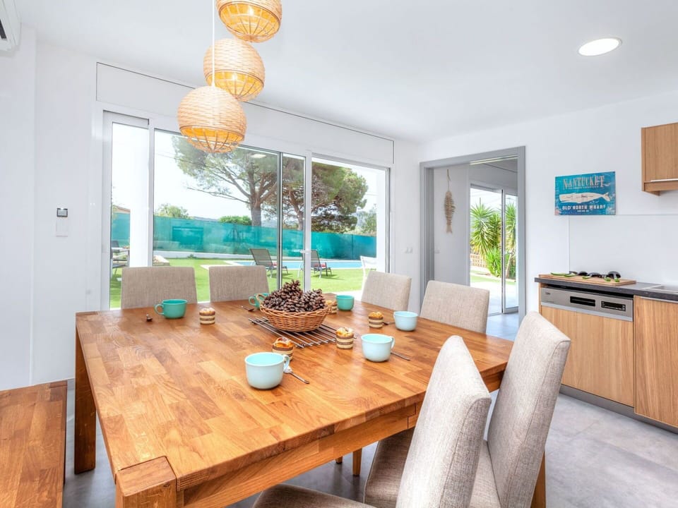 Room, Property, Furniture, Interior Design, Dining Room, Real Estate, Table, Building, House, Floor