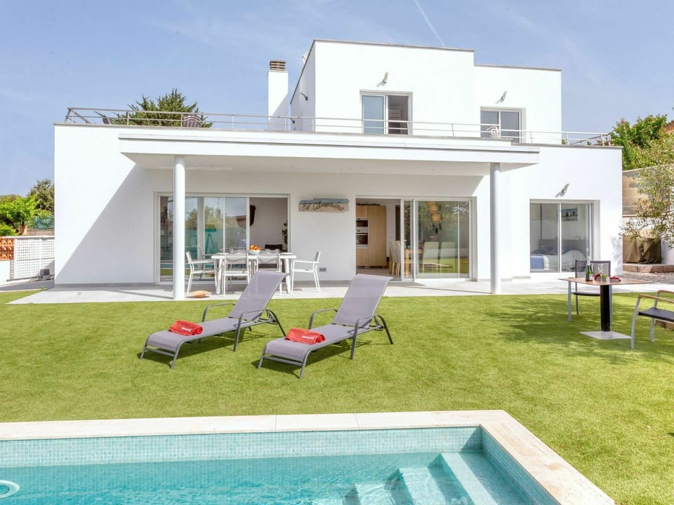 Sky, Furniture, Property, Water, Building, Shade, Swimming Pool, Tree, Window, Outdoor Furniture