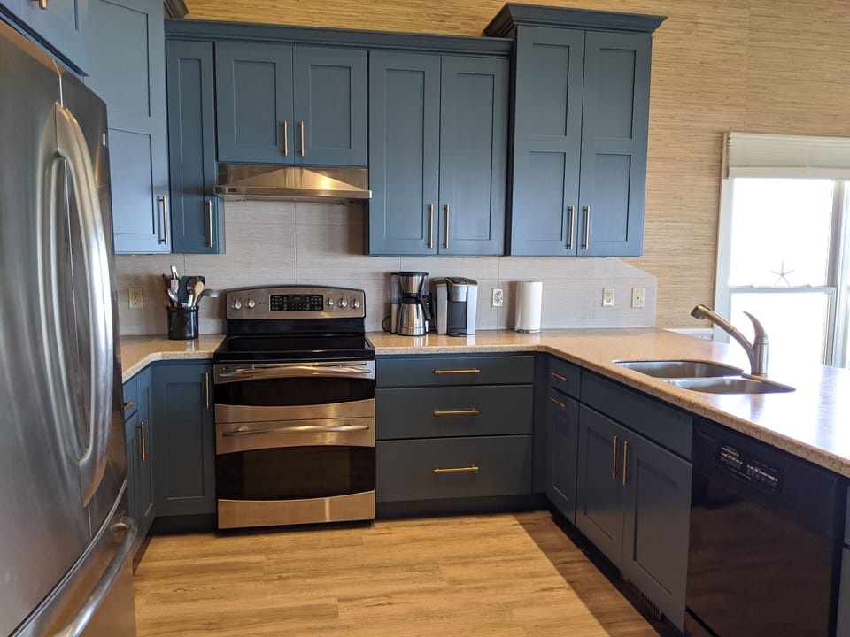 Like to bake or cook? Every gadget, pot or pan imaginable in this kitchen!
