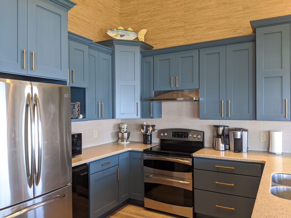 Enjoy the fully stocked, cheerful, nautical kitchen. 