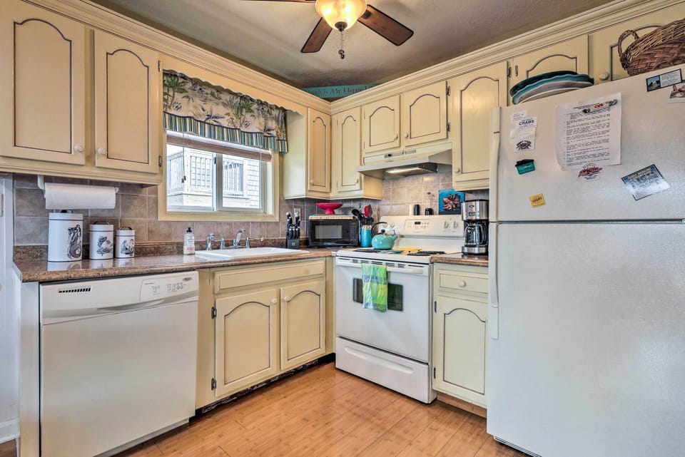 Kitchen | Hot Water Pot | Coffee Maker | Dishwasher | Spices