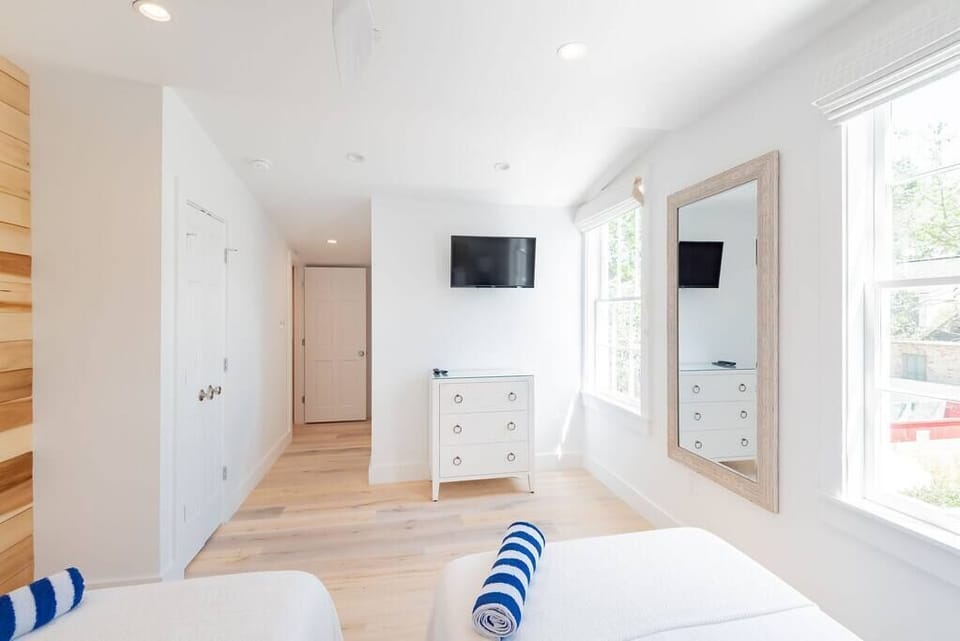 Flex Room w/Twin Beds Option (or King Beds) Extra Twin Daybed Not Pictured