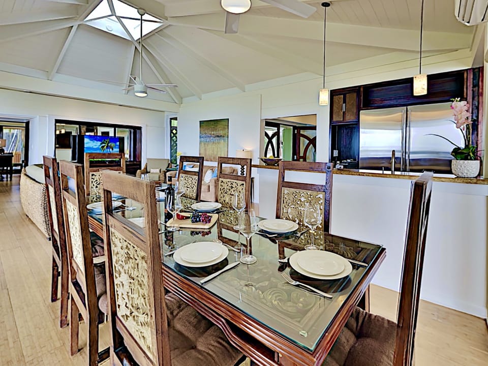Dining Room - Spacious and open layout, perfect for entertaining your ohana!