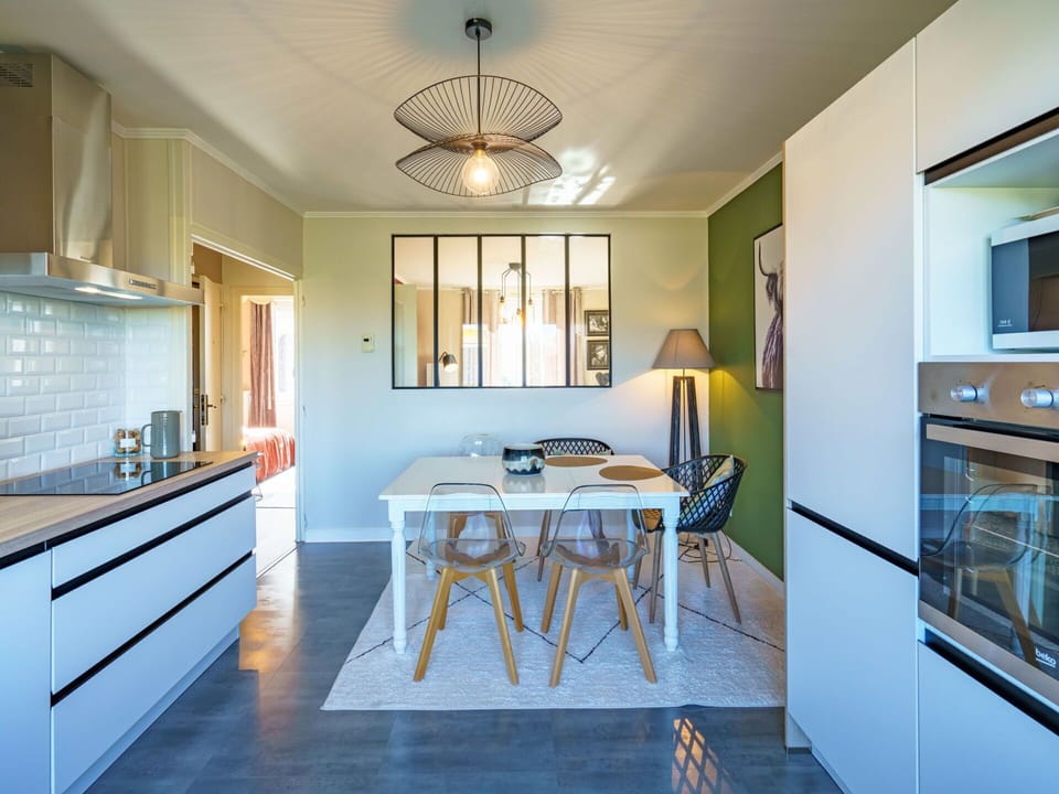 Table, Cabinetry, Furniture, Countertop, Window, Kitchen, Wood, Interior Design, Architecture, Flooring