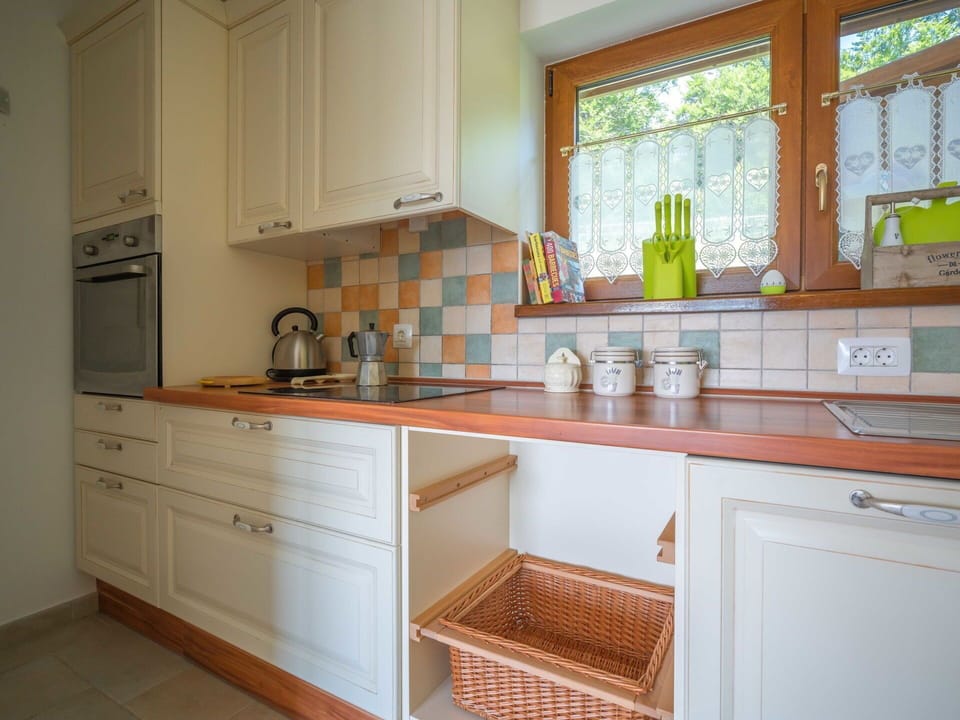 Room, Countertop, Furniture, Kitchen, Cabinetry, Property, Building, Interior Design, House, Floor