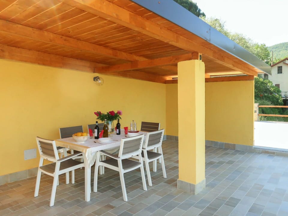 Table, Furniture, Plant, Chair, Flowerpot, Wood, Shade, Outdoor Furniture, Interior Design, Kitchen & Dining Room Table