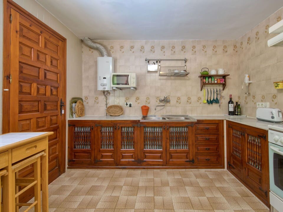 Property, Room, Furniture, Cabinetry, Kitchen, Countertop, Building, Interior Design, Floor, Tile
