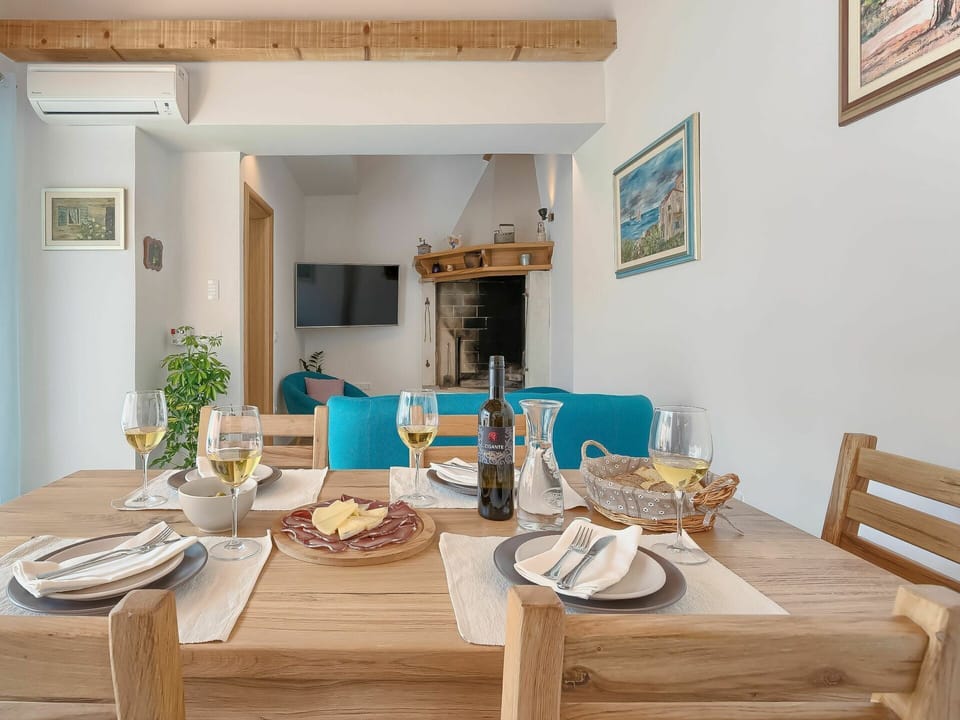 Table, Tableware, Furniture, Property, Chair, Azure, Wood, Couch, Picture Frame, Kitchen & Dining Room Table