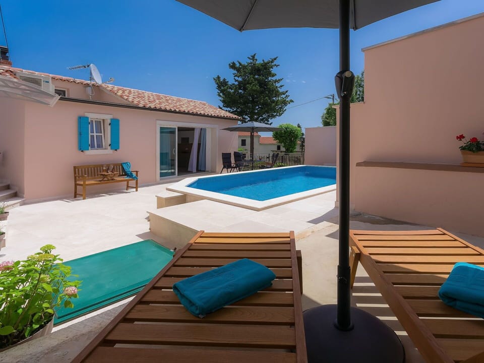 Property, Building, House, Swimming Pool, Real Estate, Turquoise, Vacation, Room, Villa, Apartment