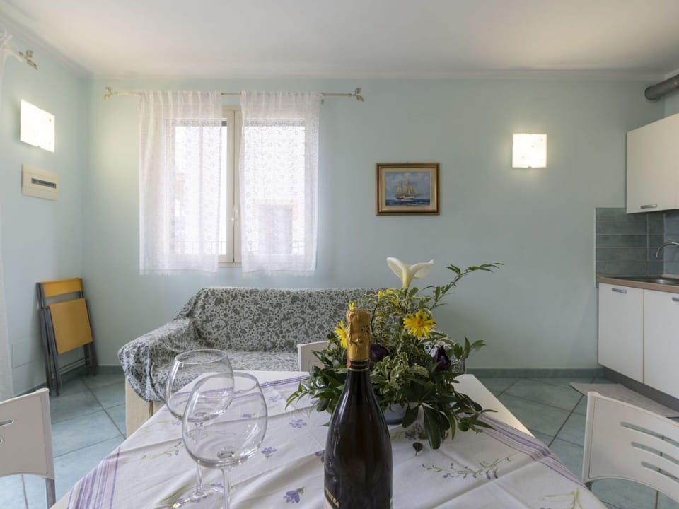 Flower, Table, Property, Furniture, Building, Vase, Plant, Lighting, Interior Design, Window