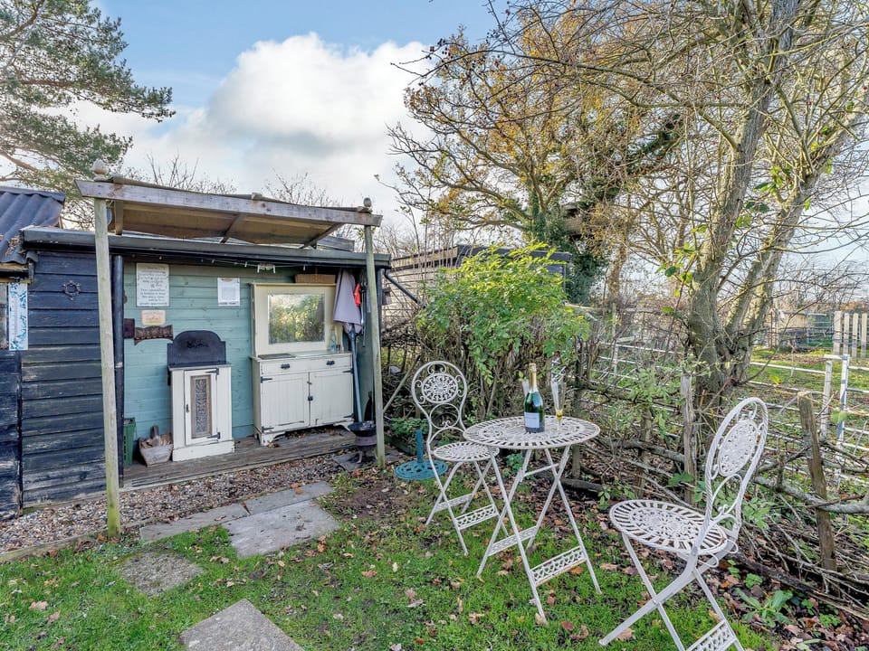 Sitting-out-area | Elsie&rsquo;s Hut, Hassocks