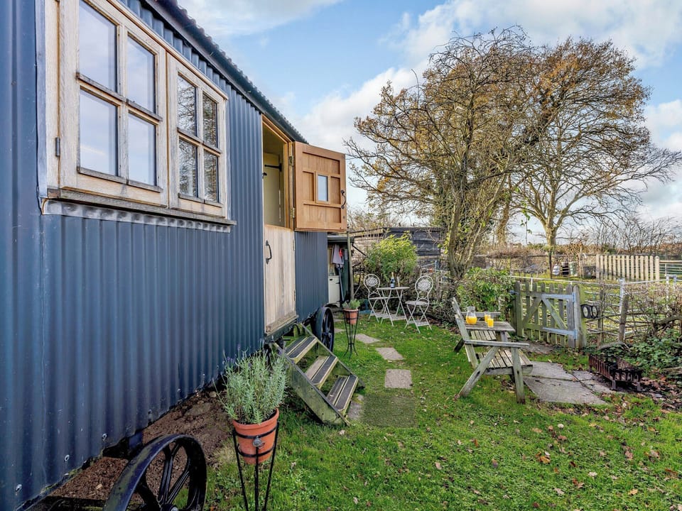 Exterior | Elsie&rsquo;s Hut, Hassocks