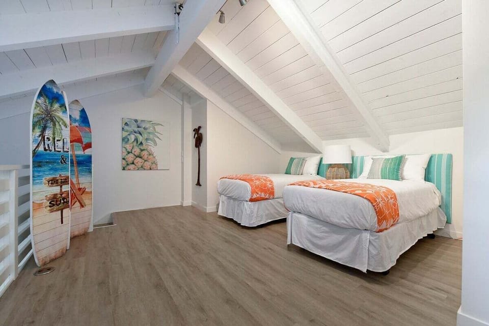 This cozy loft space offers twin beds with fresh island décor, and can easily be transformed into a king bed to suit your needs