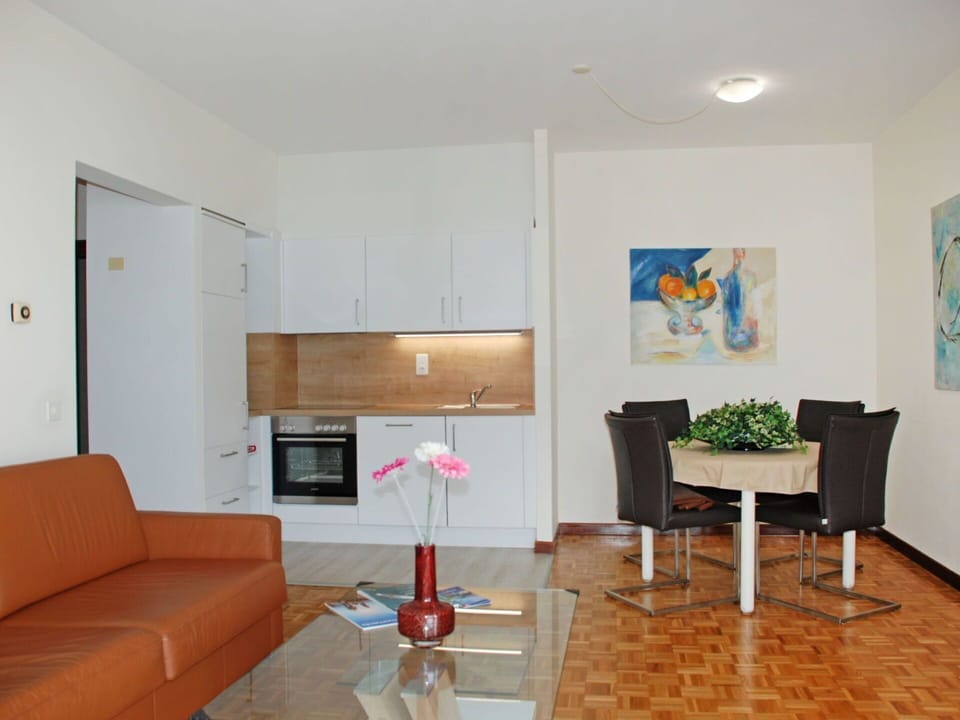 Room, Property, Furniture, Living Room, Interior Design, Building, House, Floor, Table, Apartment