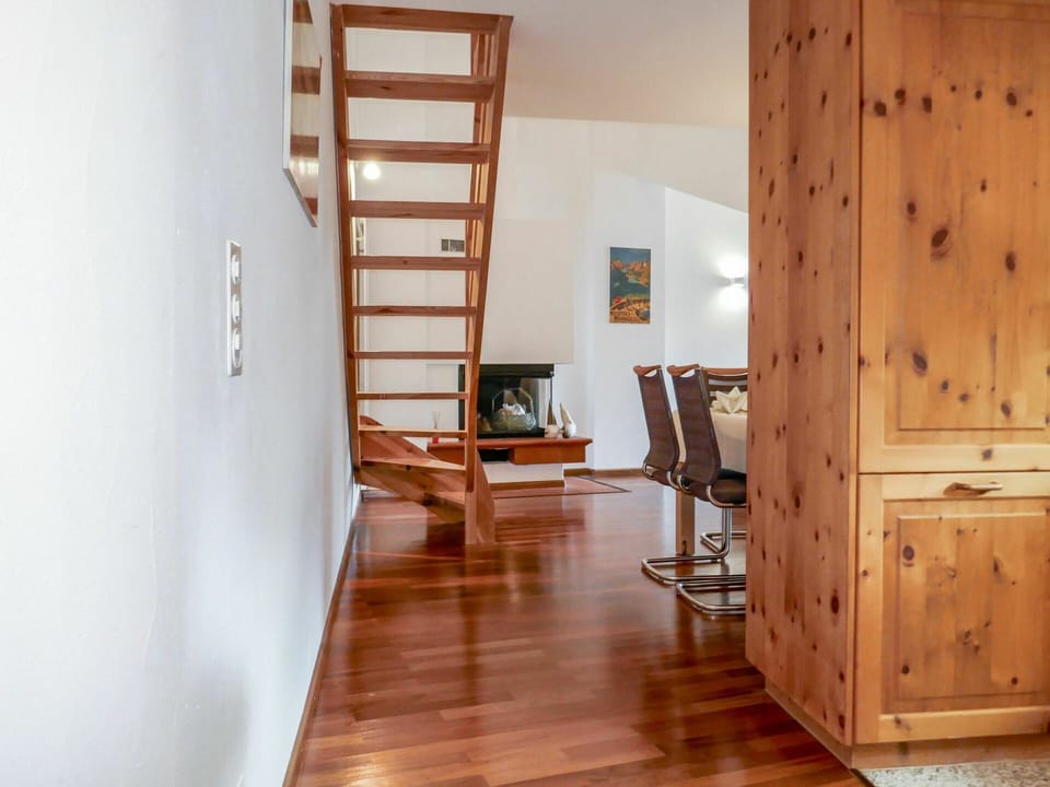Brown, Property, Furniture, Cabinetry, Building, Wood, Interior Design, Flooring, Comfort, Floor