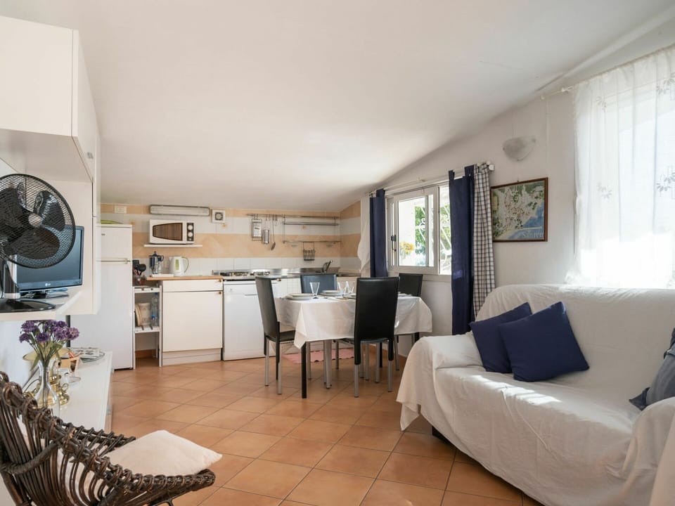 Room, Property, Furniture, Interior Design, Living Room, Building, Floor, Ceiling, House, Real Estate