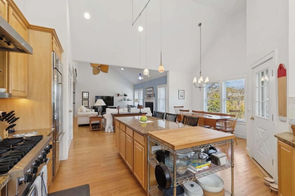 Chef's kitchen fully stocked, with 6 burner Viking