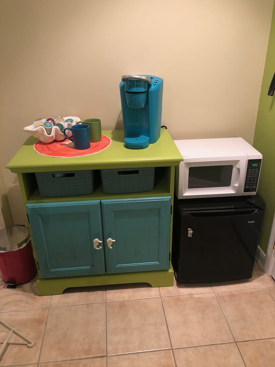Mini fridge, microwave and Kuerig coffee maker. Available k-cups.
