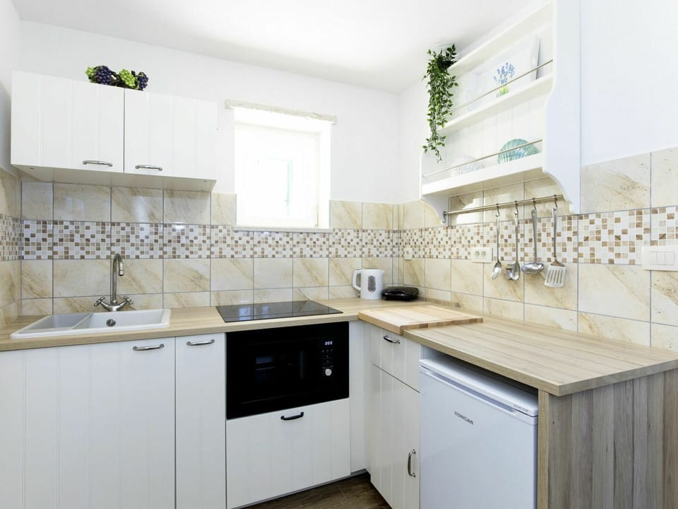 Property, Room, Countertop, Furniture, Cabinetry, Interior Design, Real Estate, Tile, Kitchen, Building