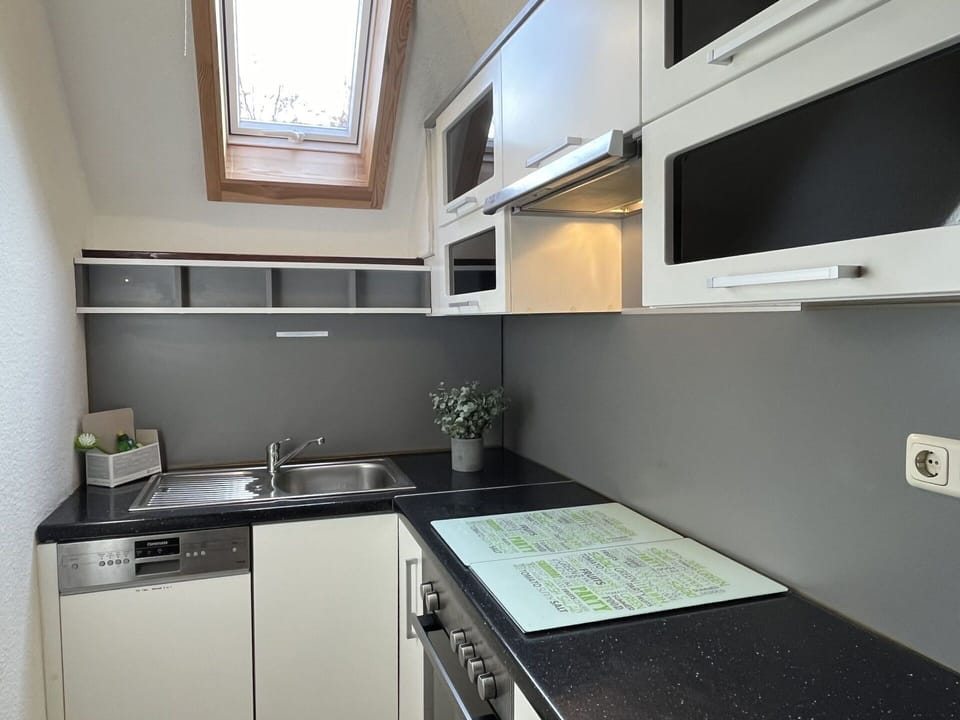 Cabinetry, Kitchen Sink, Property, Building, Countertop, Kitchen Stove, Window, Sink, Interior Design, Home Appliance