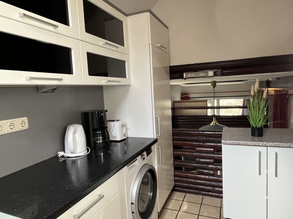 Cabinetry, Countertop, Property, Furniture, Building, Kitchen, Kitchen Appliance, Kitchen Stove, Black, Lighting