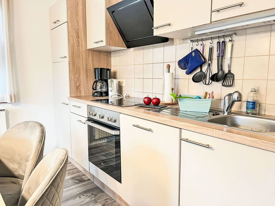 Kitchen Appliance, Kitchen, Countertop, Major Appliance, Cabinetry, Interior Design, Wood, Flooring, Furniture, Floor