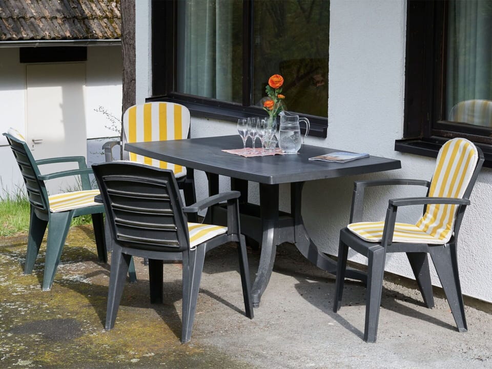 Table, Furniture, Property, Chair, Building, Tableware, Flower, Interior Design, Kitchen & Dining Room Table
