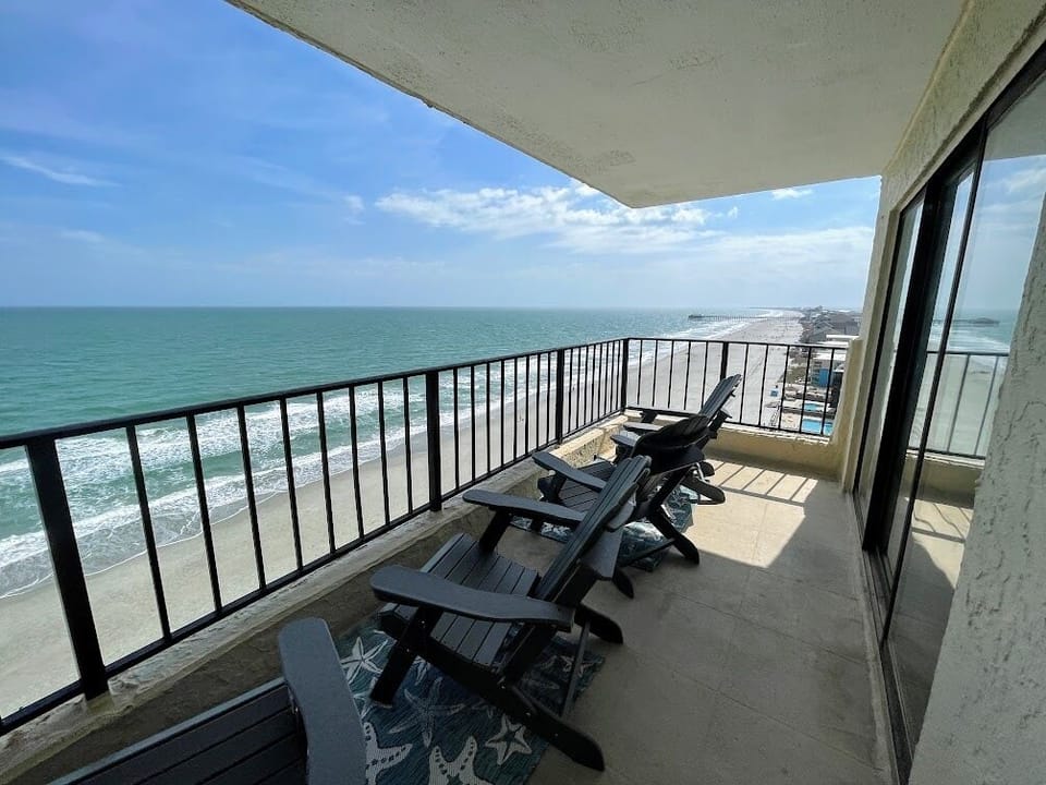 Ocean front balcony with amazing views!