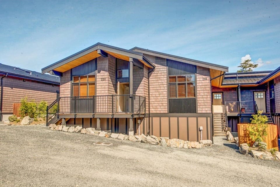 #218 - Cedar Peaks - access stairs on right hand side