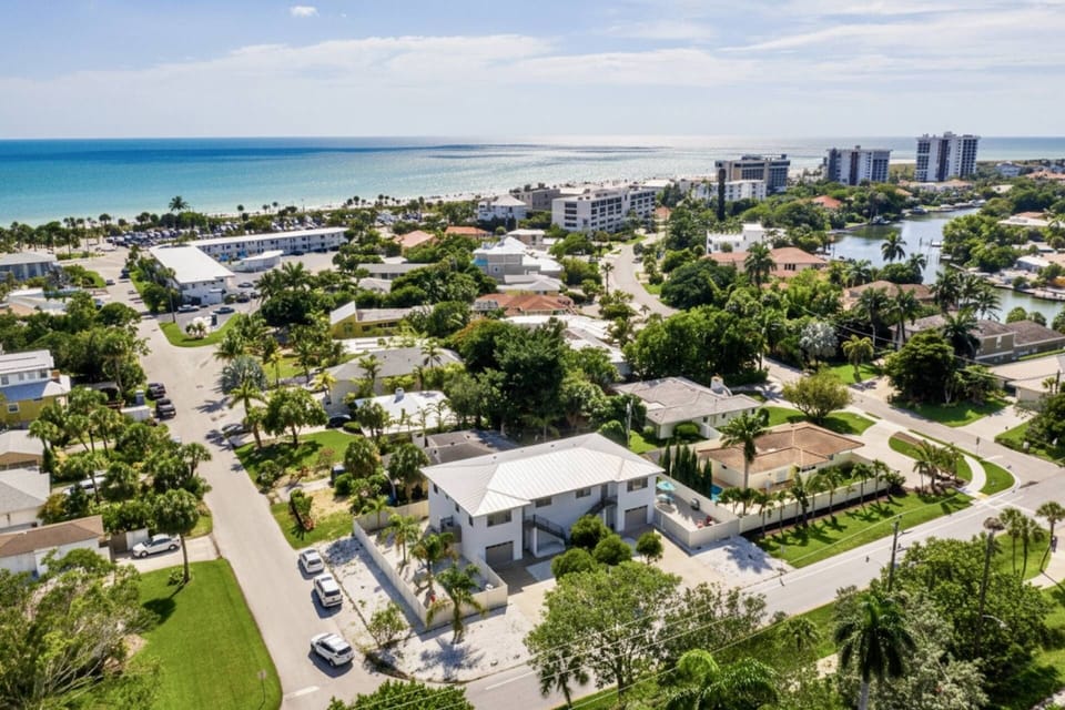 Prime Lido Key Location! 6-min walk to the beach & 7-min to St. Armands. Features a private yard, social lounge, and coastal-chic interiors.