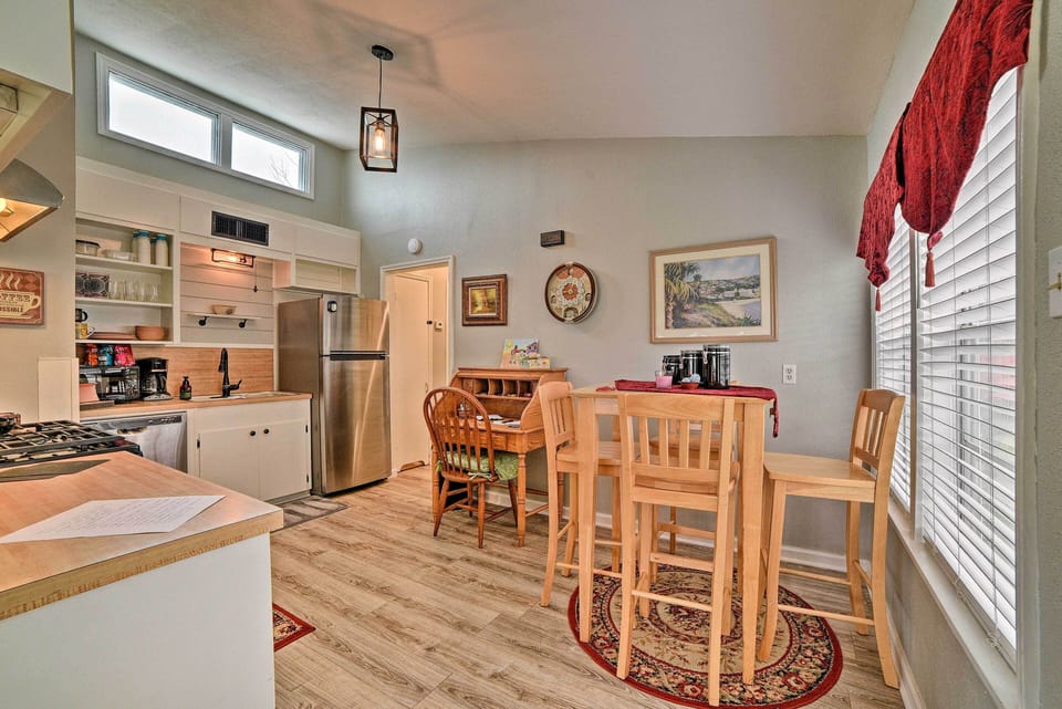 Full Kitchen | High-Top Dining Table | Desk