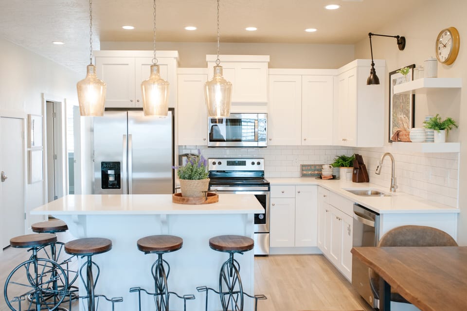 Kitchen area with seating, clean and fully equipped