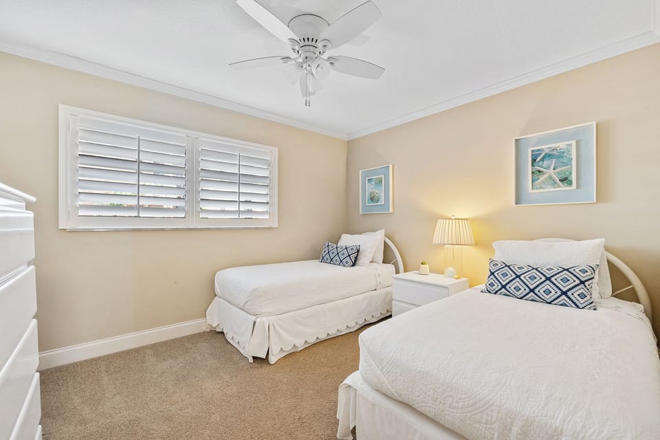 The guest bedroom has two twin beds.