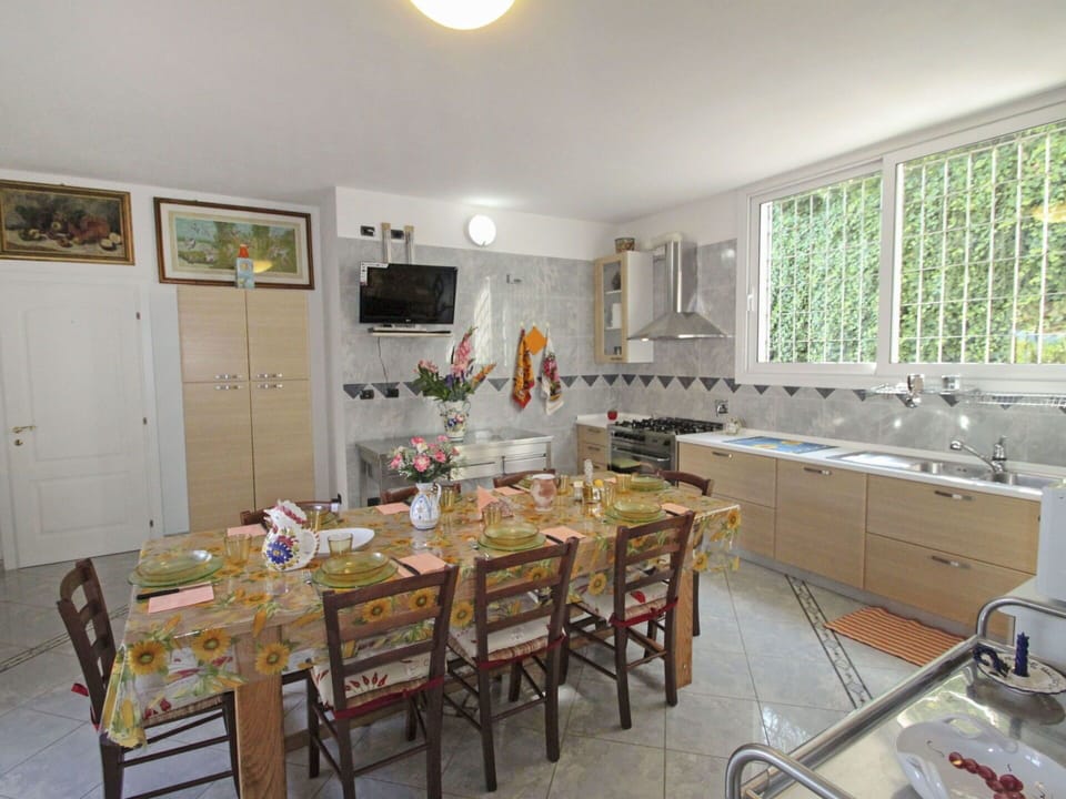 Room, Property, Furniture, Building, Real Estate, Table, Interior Design, Kitchen, Dining Room, House