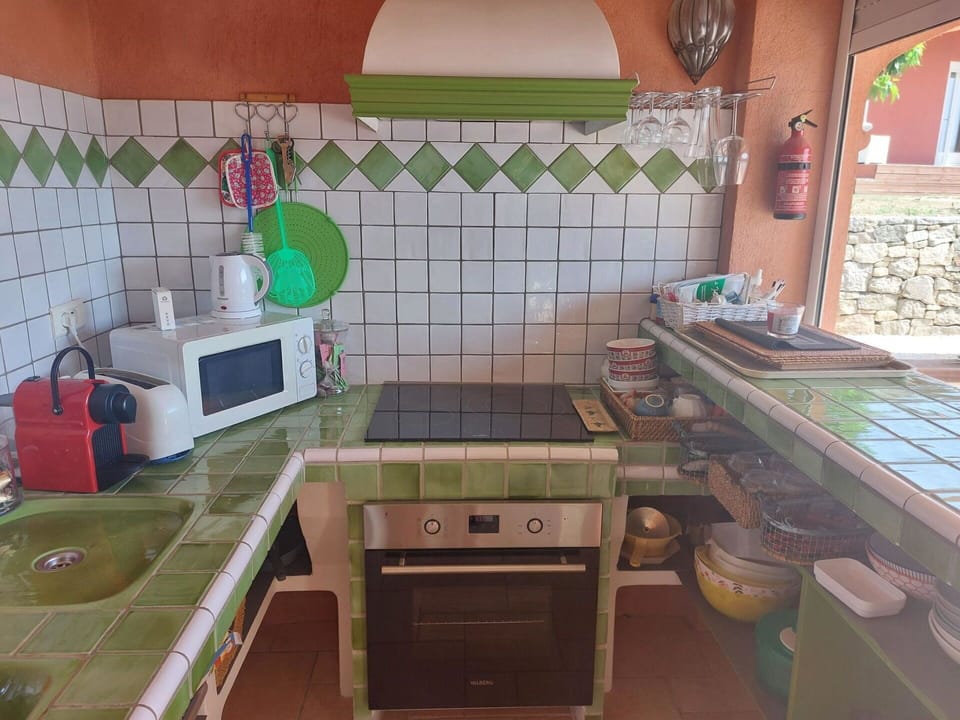 Kitchen, Kitchen Appliance, Kitchen Stove, Countertop, Flooring, Major Appliance, Interior Design, Floor, Gas Stove, Stove