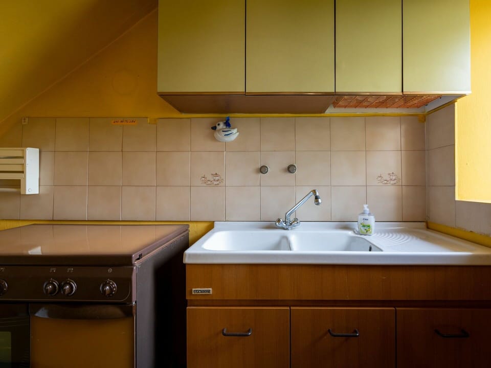 Countertop, Cabinetry, Tap, Kitchen Sink, Sink, Furniture, Property, Plumbing Fixture, Building, Kitchen