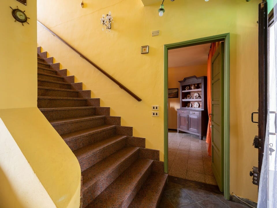 Stairs, Building, Wood, Orange, Interior Design, Floor, Wall, Flooring, Real Estate