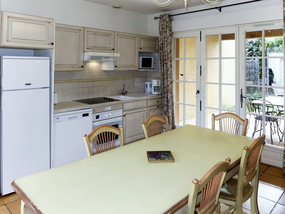 Room, Property, Kitchen, Countertop, Furniture, Building, Cabinetry, Interior Design, House, Floor