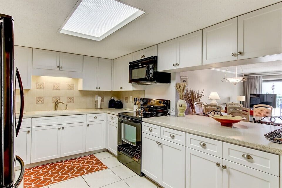 Great Kitchen with Full Size Appliances