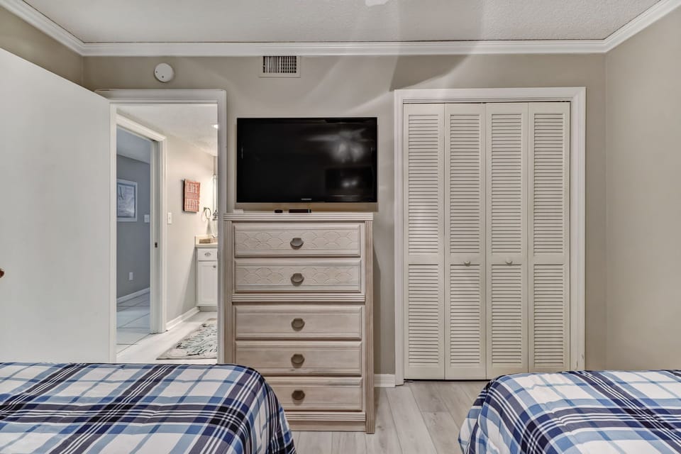 TV, Dresser and Closet in Guest Room with Queen and Full Bed