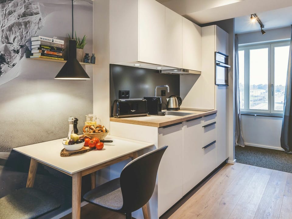 Countertop, Room, Furniture, Property, Interior Design, Kitchen, Building, Cabinetry, House, Ceiling