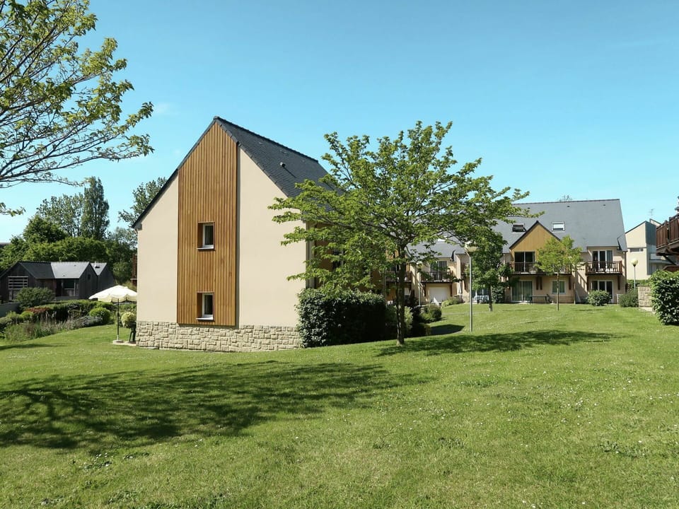 Property, House, Home, Architecture, Building, Real Estate, Residential Area, Tree, Land Lot, Grass