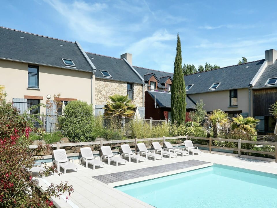 Property, Residential Area, House, Home, Swimming Pool, Building, Real Estate, Backyard, Roof, Cottage