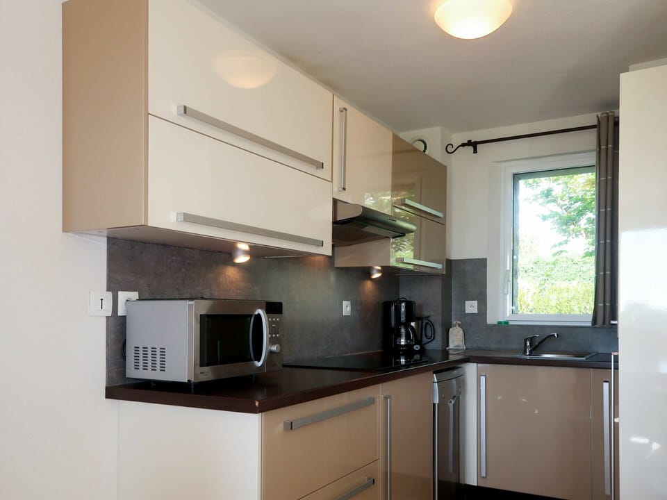 Countertop, Property, Room, Cabinetry, Kitchen, Furniture, Building, Kitchen Stove, House, Interior Design